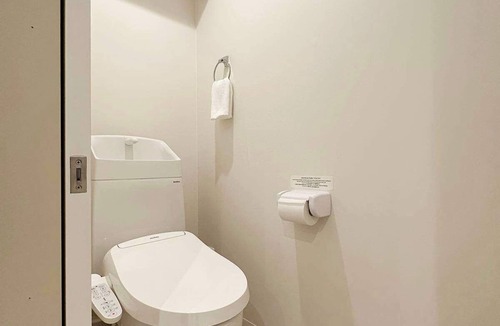 Naka Ward Apartment | Spacious Studio Apt in Vibrant Nakamachi Area