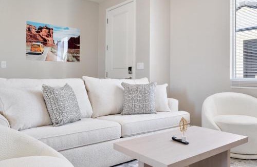 Glendale Apartment | Spacious Two Bedroom Two Bathroom with Free Parking and Cozy Beds