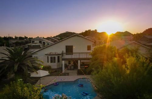 Dave Brown Autumn Hills House | Sparkling Saltwater Pool - Spa - Firepit - WiFi - 4BR 3BA - Free Netflix