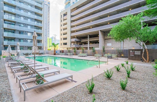 Evans Churchill Apartment | Stunning 2BD - Central DT- Gym, Pool, Parking Sleep8