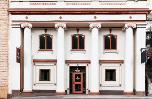 Bisbee House | The Block Basic - Queen