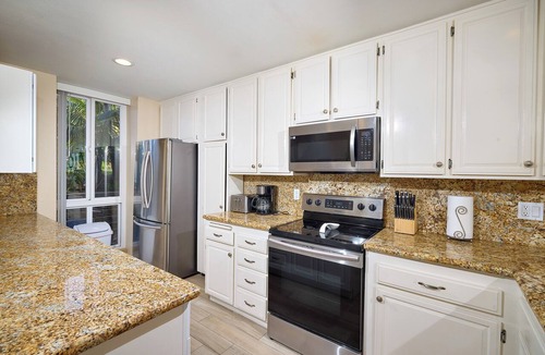 Townsite Condo | Ultimate Oceanfront Cottage – Private Lawn, Panoramic Water Views