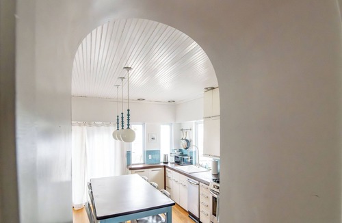 Chestnut House | Walkable 3 Bed Boho Bungalow | Chef's Kitchen