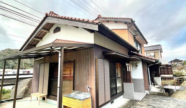 A large kitchen and room for children to play, this house is recommended for families.