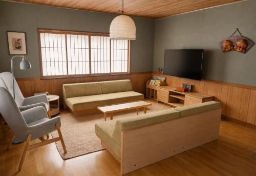 Abode Ojinmachi - Spacious Home Near Old Town with Free Parking for 3 Cars