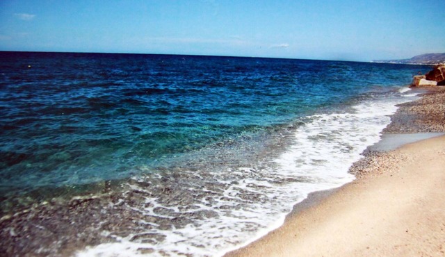 Attic apartment directly by the sea with large terrace incl. air conditioning