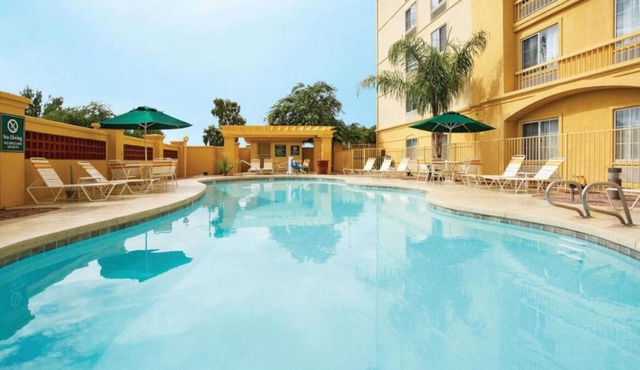 Authentic Arizona Experience! Pool, Pets Allowed, Free Breakfast, Free Parking