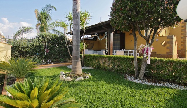 BEACH side villa for a SEA holiday near Cefalù, 2 bedrooms, Wi-Fi, A/C & Garden