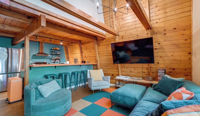 Charming Pinecrest Cabin w/Private Deck
