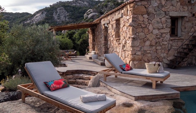 Charming sheepfold in Corsica, heated pool, between scrubland and beautiful beaches.