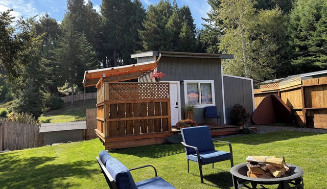 Charming Tiny House with Hot Tub and big fenced yard! Private location!