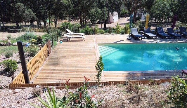 COMFORTABLE CHALET HEATED POOL BEACHES AND RIVER 10 MIN AWAY