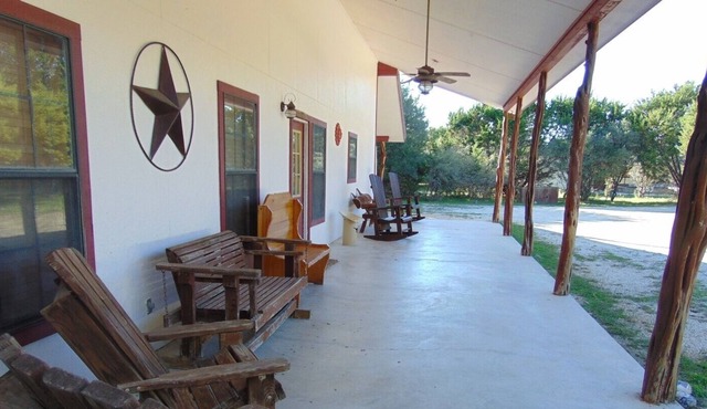 CONCAN! Float 2 Cabin, Walk 2 Frio River, Volleyball, Comanche River Access!