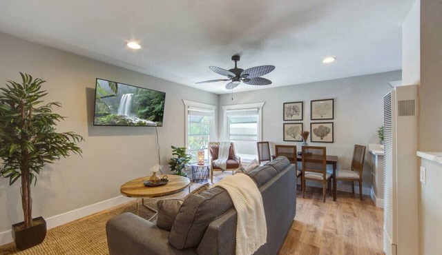 Coronado Unit 3 - B Ave Bungalows · King-sized 1/1, 5-10 Min Walk to Coronado Beach!
