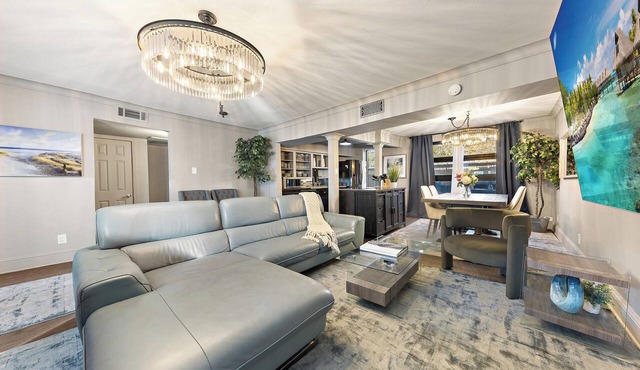 Experience elevated comfort in this upscale 2-bedroom Dallas condo with pool views and exclusive access to an award-winning courtyard featuring a resort-style pool, hot tub, dry sauna, and lush lounge areas. Enjoy a 77″ smart TV, sleek leather sofa,