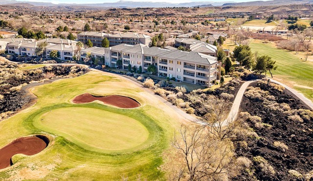Golf Course and Mountain Views in a Fully-Equipped, Family-Friendly Condo
