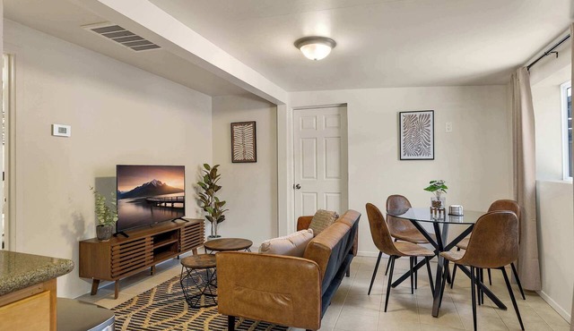Highland Hide Away | Boho Chic | UA Walk | Superhost