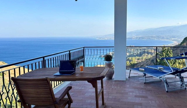Maison Stalettì, between sky, sea, and prickly pears
