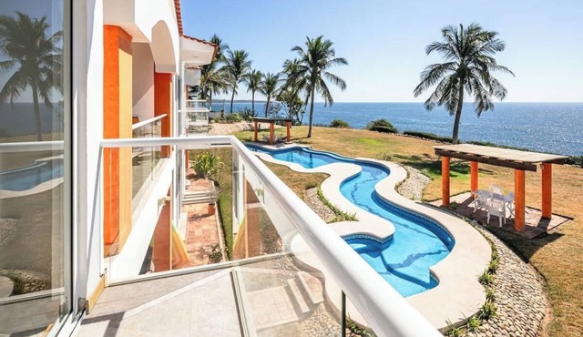 Ocean View Condo · Rooftop Sunsets · Pool · Beach