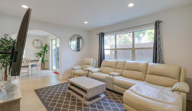 Pet-Friendly Paramount Home, 16 Mi to Los Angeles!