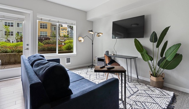 Pet-Friendly Studio in Bothell Near Trails & Shops