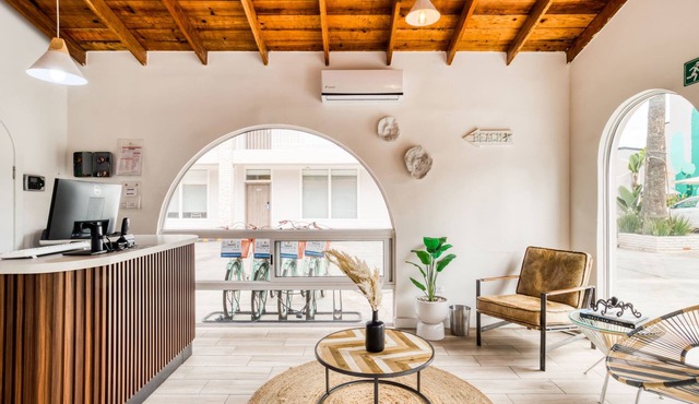 Pool & Jacuzzi: Cute Studio Near the Beach: Daily HSKP