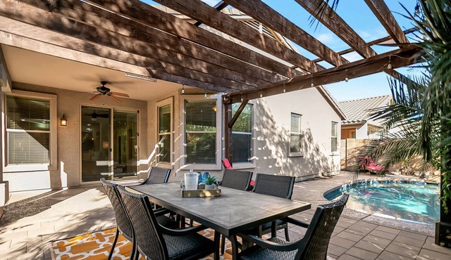 Private Pool, BBQ, WIFI + Community Heated Pools/Spa/Tennis, Basketball & Volleyball Courts & Parks!