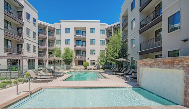 Relaxing 1BR Apartment in Uptown Biltmore with Gym Pool and Parking