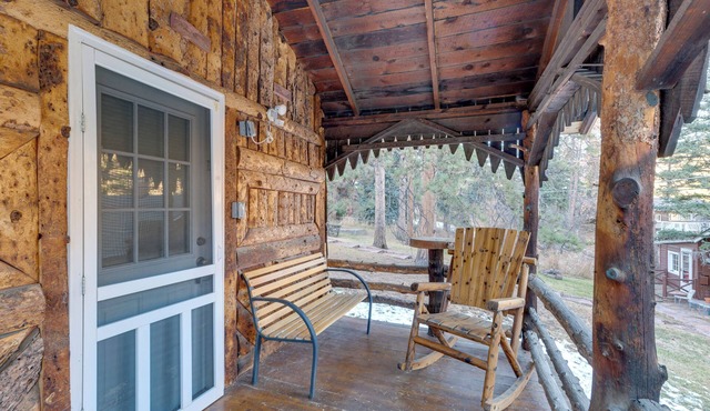 Rustic Log Cabin w/Studio ~ 5 Mi to Pikes Peak!