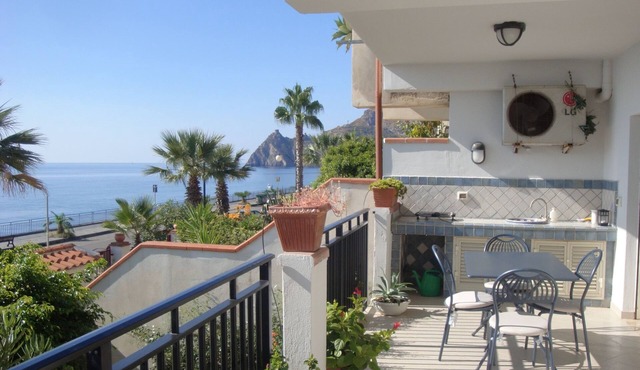 SEAfront Panoramic Terrace, Taormina 10 min drive, free parking and beach