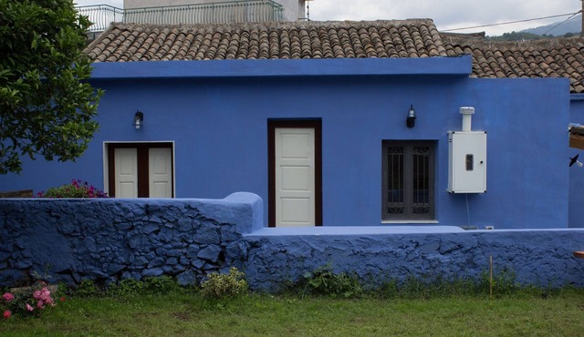 Single house with large yard and beautiful giar
