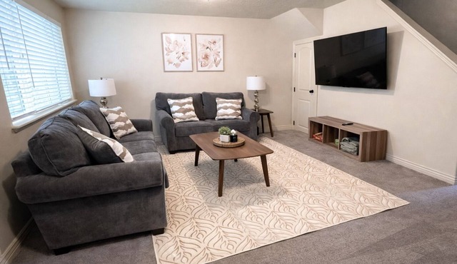 Spacious fully loaded 4-bedroom townhome sleeps 12 freeway access next to BYU