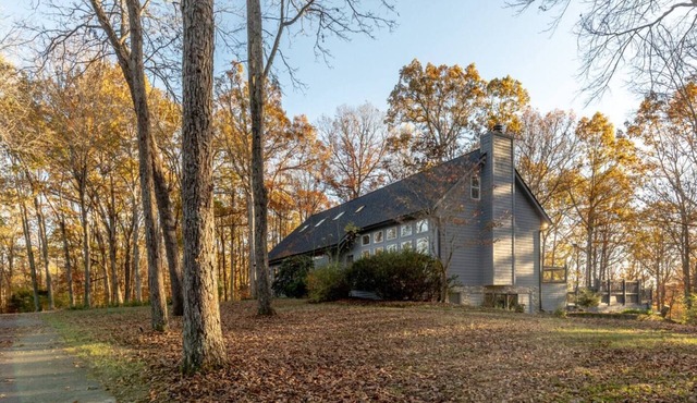 Spacious Leiper’s Fork Estate: 4 Kings, Private Pond & Fire Pit