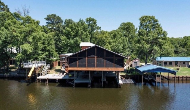 SPRING BREAK CALLING! HOT TUB! FIRE PIT! Getaway at this Epic Waterfront Home!