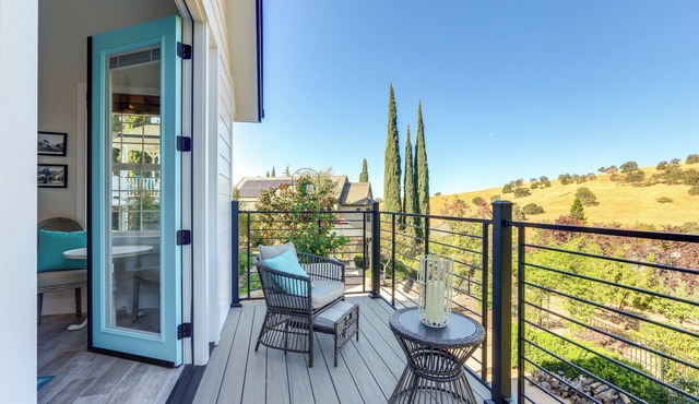 Steps to Sutter Creek: Chic Wine Country Cottage