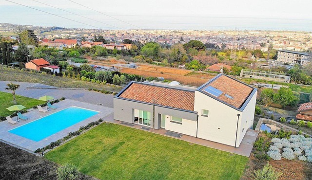 Villa Brezza: A bright and sunny three-story villa situated in a quiet location, a few minutes from the town center, with Free WI-FI.
